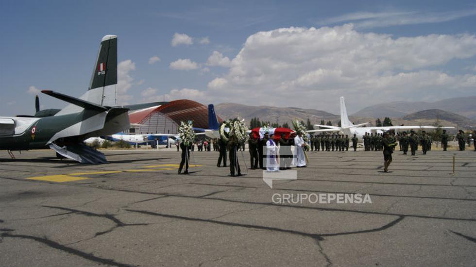 Restos de Téc.3 EP  Johny Amador Huatarongo llegan a cuartel de Huancayo 