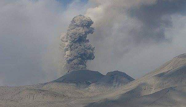 ​El volcán Sabancaya, el único en actividad eruptiva en el Perú tiene una explosión moderada