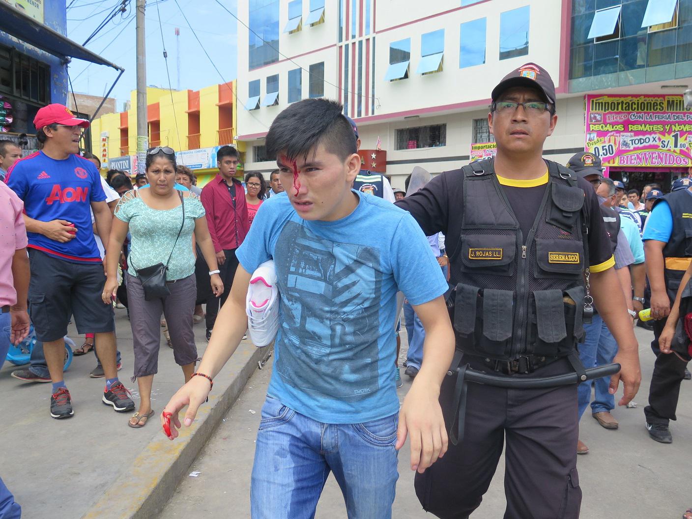 Chiclayo: Municipales agreden a comerciante en el Mercado Modelo (VIDEO)