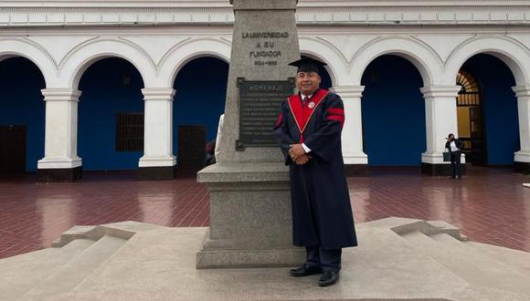 Recibe el grado de maestro en Gestión Pública de la Universidad Nacional de Trujillo.