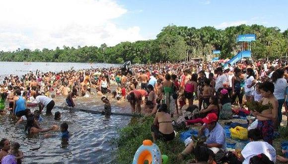 Loretanos celebran fiesta de San Juan bañandose en lago Quistococha