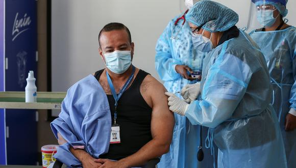 El doctor Jorge Luis Vélez recibe la vacuna contra la covid-19 en el Hospital Centinela Pablo Arturo Suárez hoy, en Quito (Ecuador). EFE/ Jose Jacome