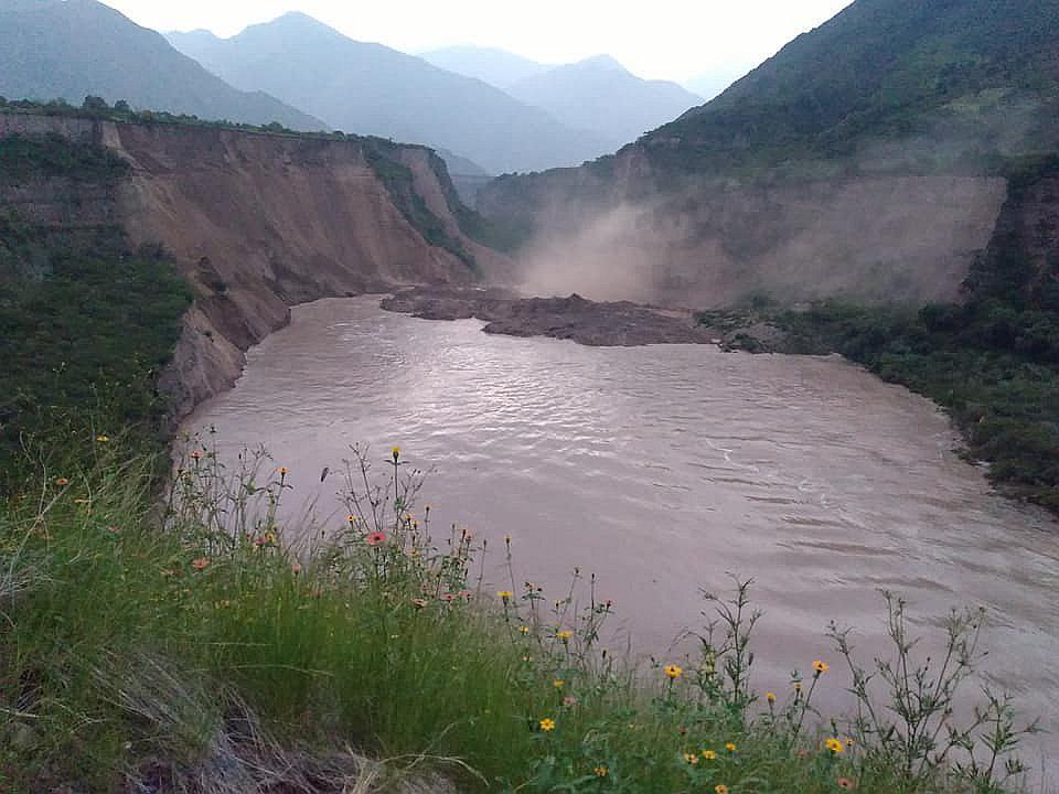 Pánico por derrumbe de tierras de cultivo hacia al Río Pampas 