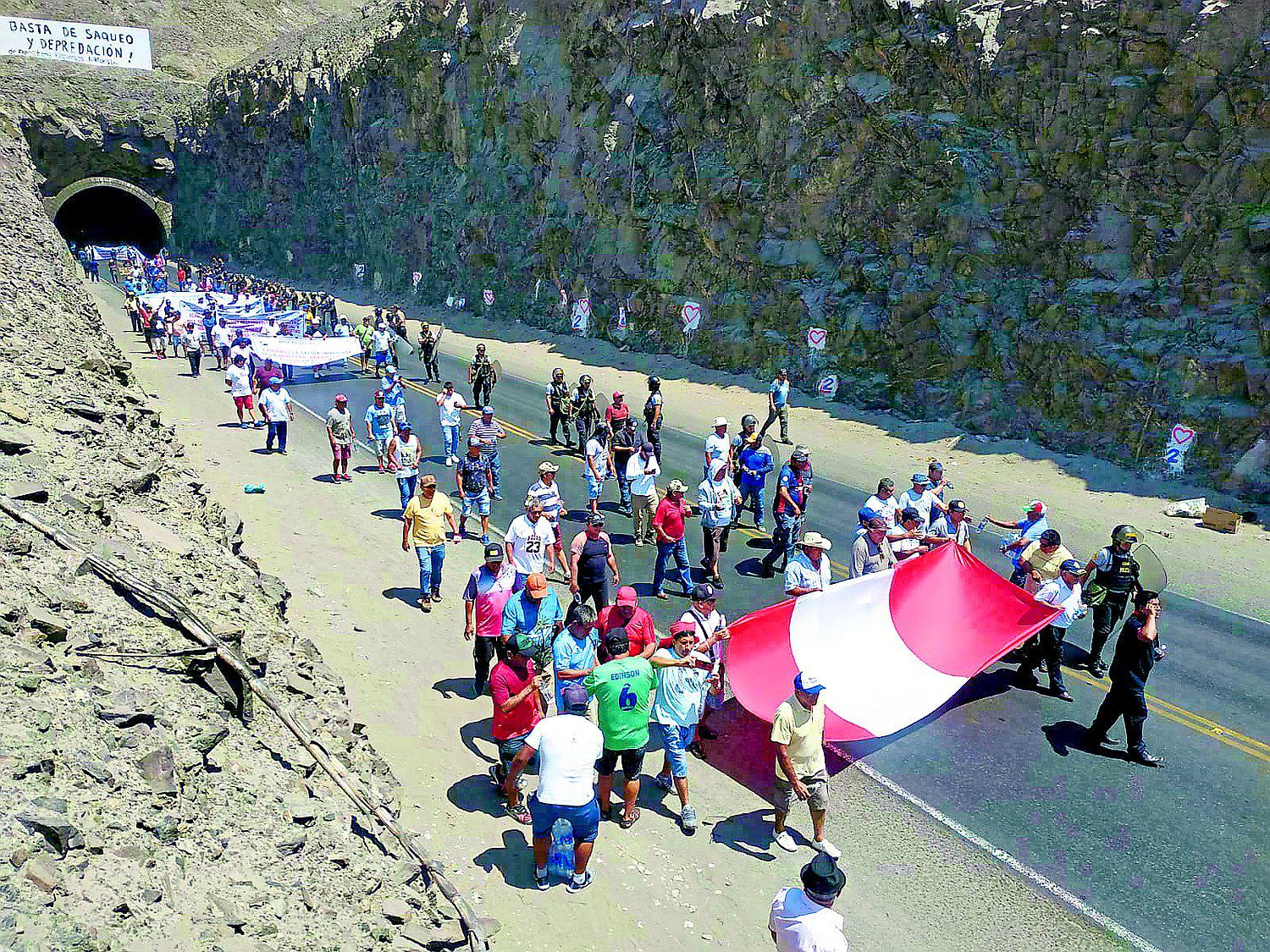 Bloquean túnel y exigen veda de anchoveta