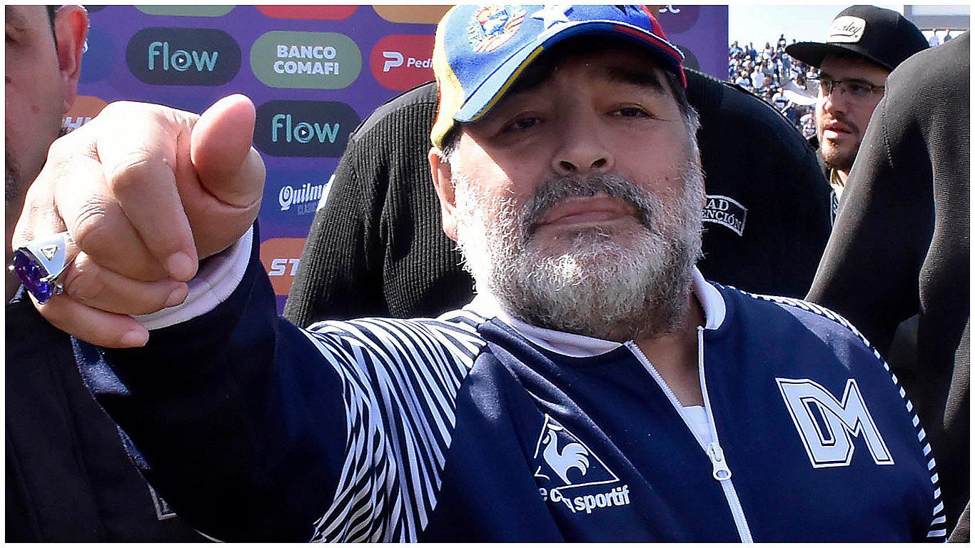 Diego Maradona cambia de parecer y anuncia que seguirá en Gimnasia y Esgrima La Plata 