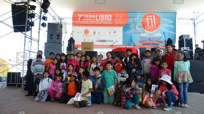 Niños de Esteban Pernet deleitan con música y danzas al público de la FIL