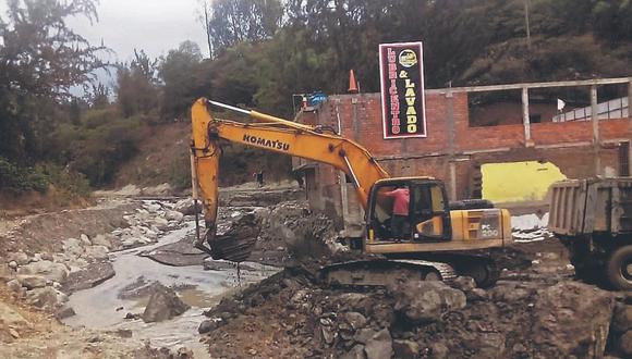 Descolmatan quebrada Longulo que se desbordó en Huancabamba 