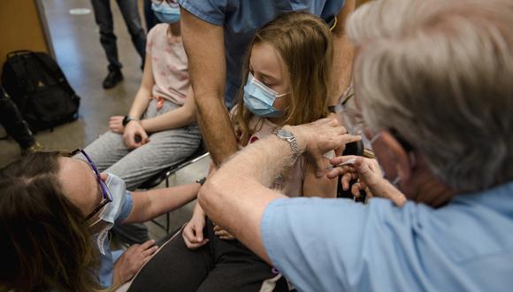 Los menores entre 5 y 11 años ya podrán ser inmunizados contra el COVID-19 con el fármaco desarrollado por Pfizer. (Foto: Andrej Ivanov / AFP)