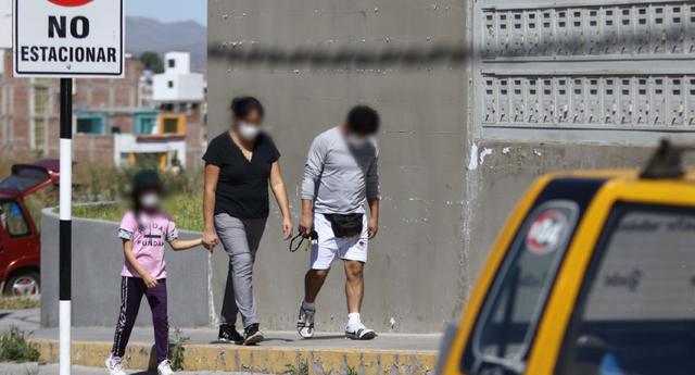 Arequipa: Familia salió a pasear pese a que recomendaciones indican que solo un adulto puede acompañar a los menores. (GEC)