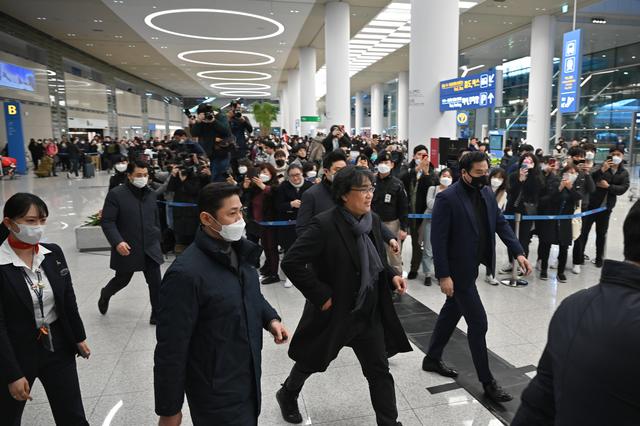 Bong Joon-ho llegó a Seúl y recibió calurosa bienvenida de sus fans  (Fotos: AFP)