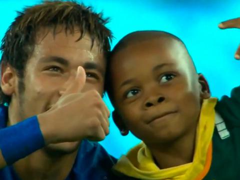 Neymar cargó y se tomó fotos con niño sudafricano que ingresó a la cancha