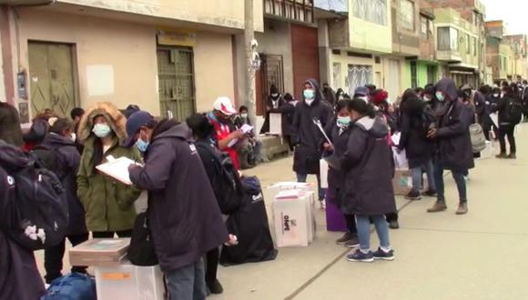 Trabajadores esperan para entregar material electoral