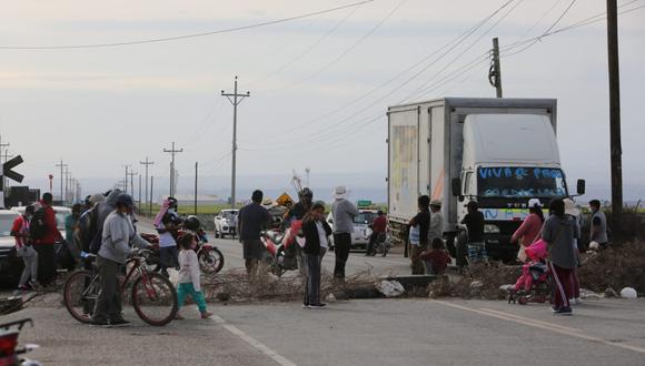 Personas quedaron varadas en el KM 48 de la Panamericana Sur de Arequipa| Foto: Leonardo Cuito