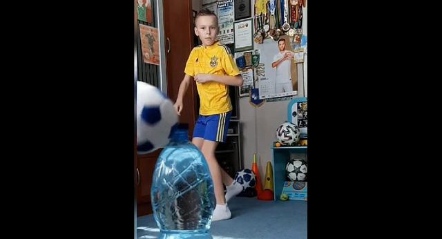 Niño destapa una botella con una pelota y causa sensación. (Captura: YouTube)
