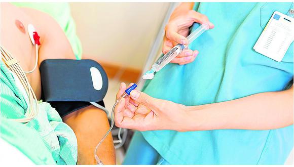 Una enfermera atiende a 20 pacientes, lo que evidencia un déficit de personal en EsSalud