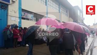 Huancayo: en plena lluvia padres de familia protestan exigiendo explicaciones por ingreso de falsa escolar a I.E. (VIDEO)