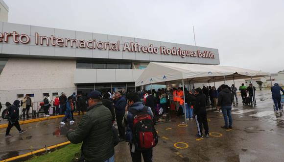 Cientos de viajeros llegaron al aeródromo y esperan la reprogramación de sus vuelos bajo la lluvia. (Foto: GEC)