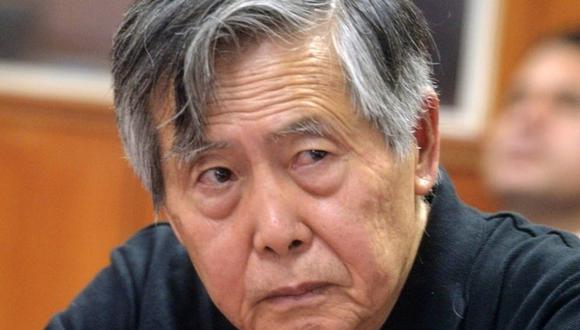 Alberto Fujimori es trasladado de emergencia a clínica local (VIDEO)
