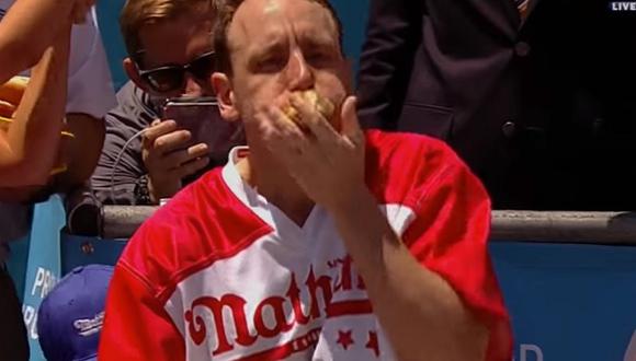 Hombre bate su propio Récord Guiness al comer 72 hot-dogs en solo 10 minutos [VIDEO]