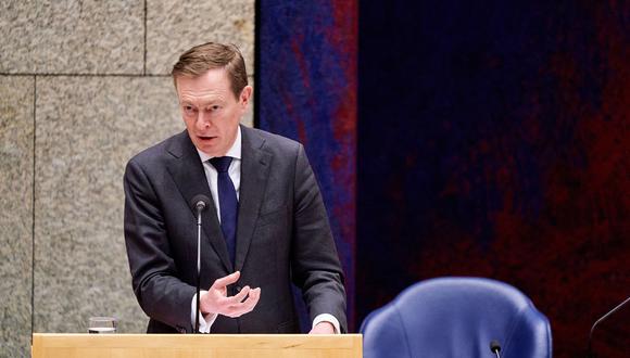 El Ministro holandés Bruno Bruins para Atención Médica habla durante un debate sobre los acontecimientos que rodean el coronavirus, en La Haya, Países Bajos. (Foto: AFP)