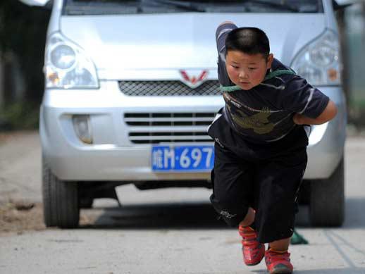 'Súper niño' puede jalar un auto a los 7 años