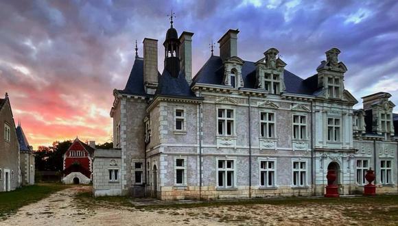 Oscar Rinaldi vive en el castillo de Belebat desde hace varios años junto a su esposo y sus tres hijos adoptivos. (Foto: Instagram  @chateaudebelebat)