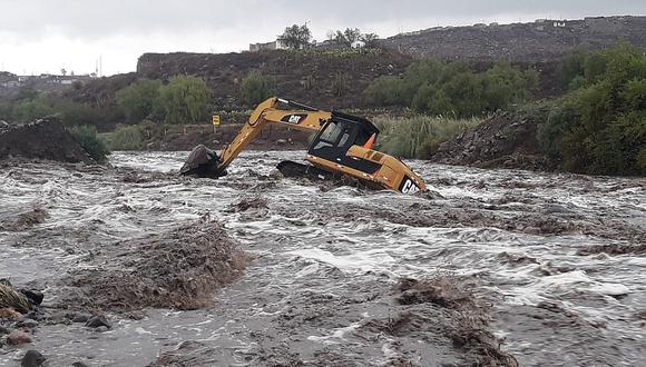 Excavadora queda atrapada al medio de un río por aumento de caudal