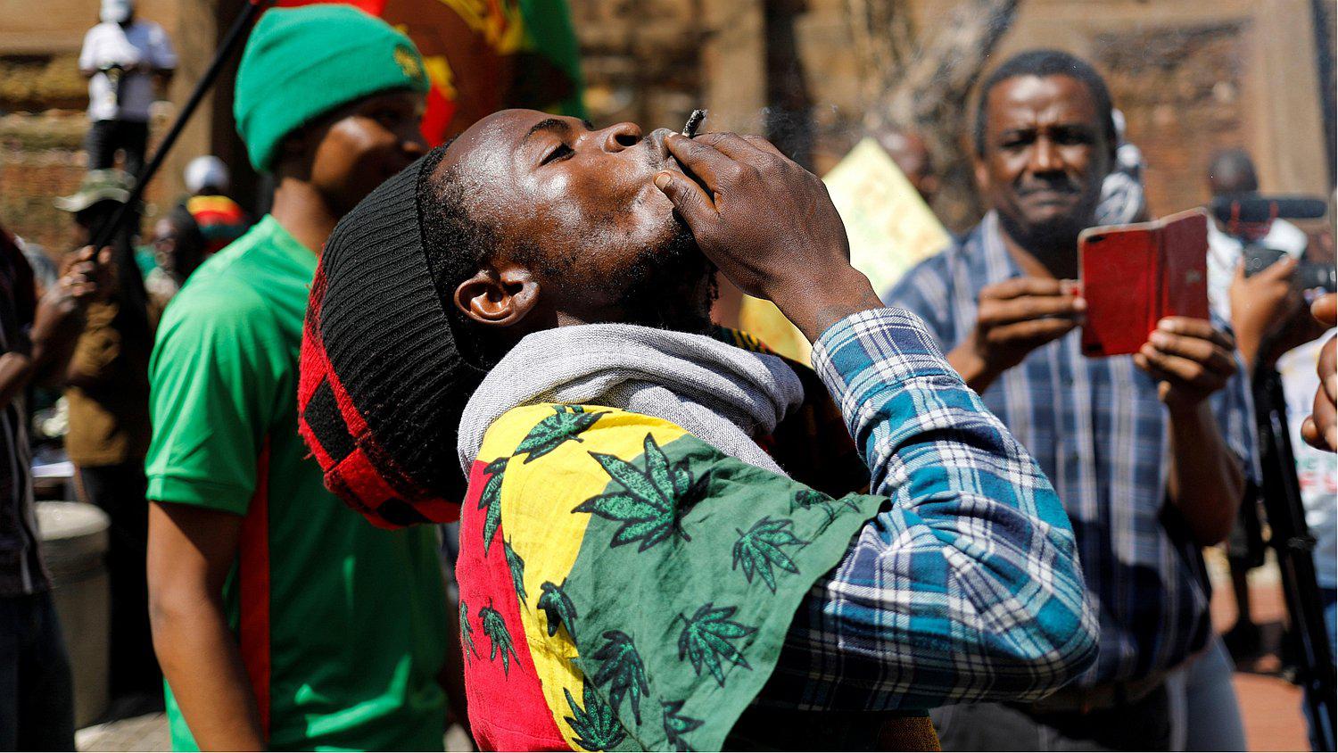 Corte Constitucional de Sudáfrica legaliza el consumo privado de cannabis