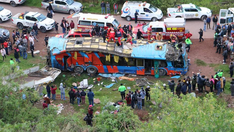 Tres escolares de 6to de primaria y cuatro adultos mueren en caída de bus, en Cusco (VIDEO y FOTOS)