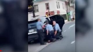 George Floyd: nuevo video muestra a tres policías presionado sus rodillas sobre él