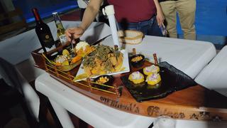 Pichanaqui: la barca cargada de ceviche, el plato especial que se ofrece a los turistas