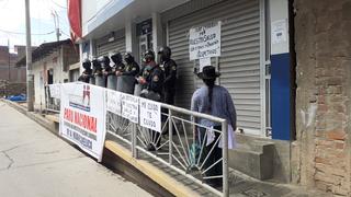 Trabajadores de RENIEC realizan protesta y no atienden al público en Huancavelica