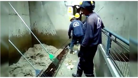 Sedapal: trabajadores encuentran esto en el agua tras huaicos en Lima 