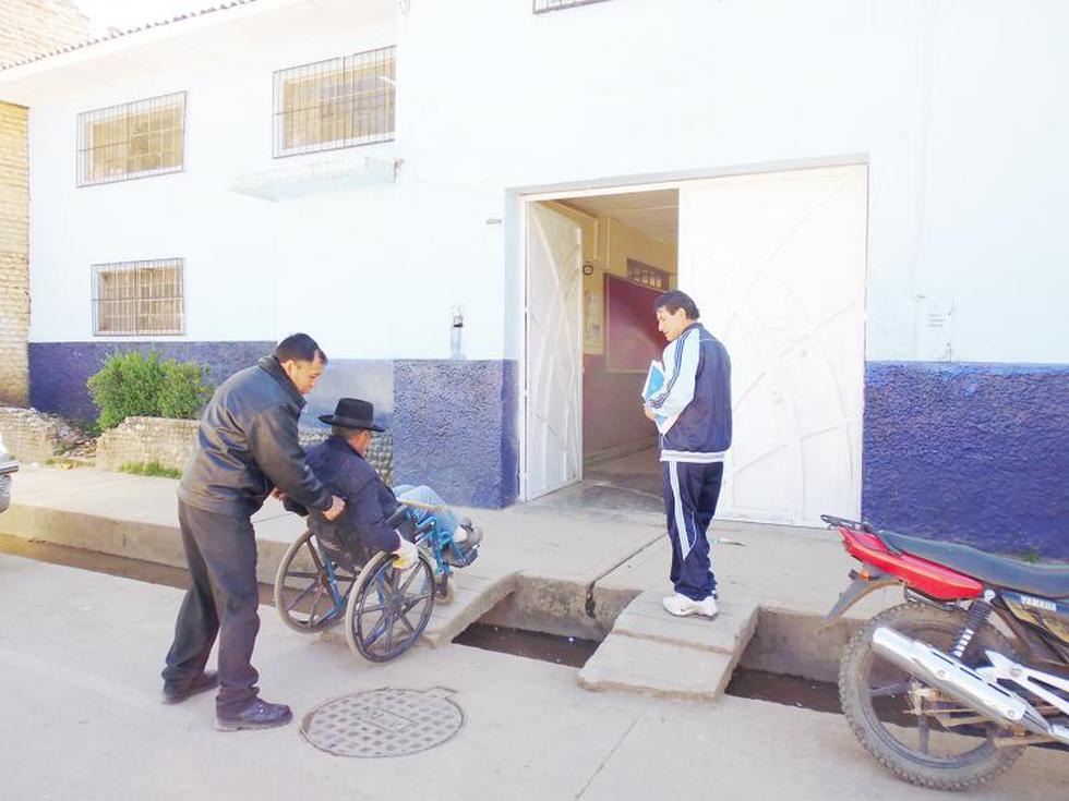 Instituciones no cumplen con rampas para discapacitados