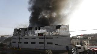 Se registra incendio en almacén de empresa textil en Ate (VIDEOS y FOTOS)