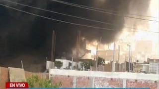 Incendio en almacén de plásticos en Lurigancho-Chosica moviliza a 11 unidades de bomberos 