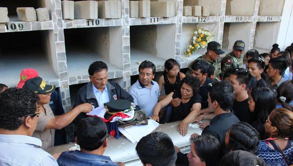 Apurímac: Entierran a tres policías en cementerio de Abancay