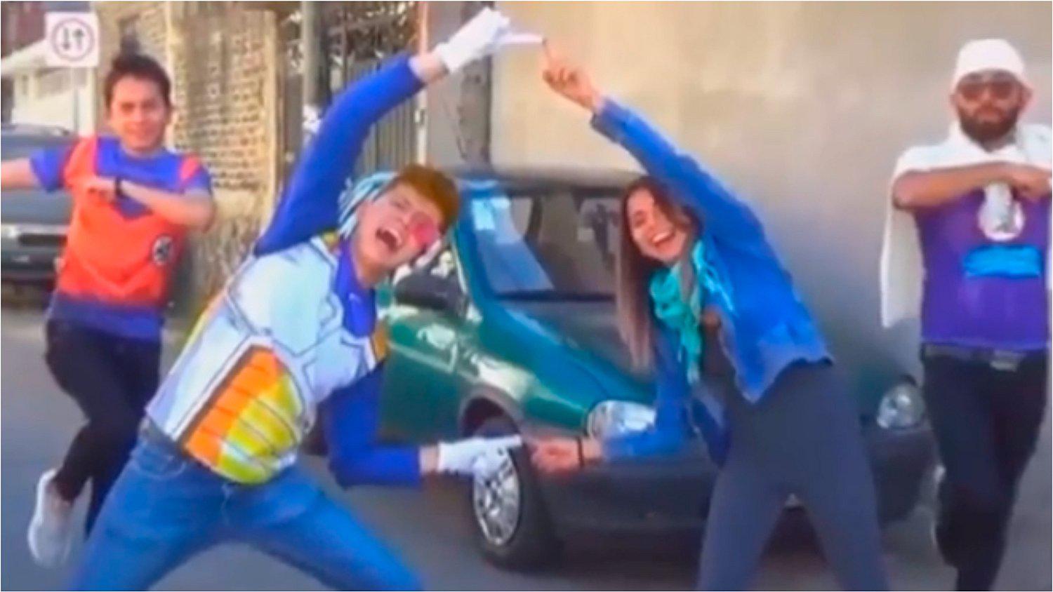 Joven fanático de Dragon Ball le lleva serenata a su 'princesa saiyajin' y se vuelve viral en Facebook 