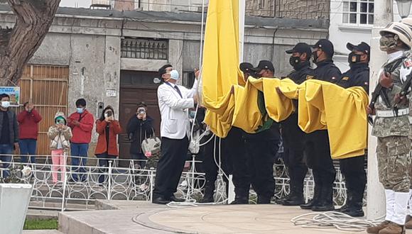 El galeno Benjamín Núñez izó la bandera de Tacna en el Centro Cívico. (Foto: Difusión)