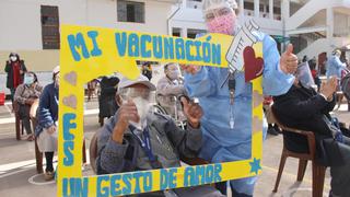 Adulto mayor celebra cantando tras ser vacunado contra la COVID-19 en Cusco (VIDEO)