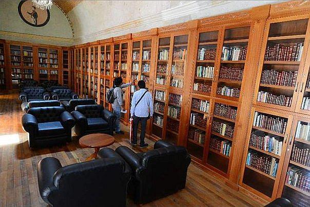 Mario Vargas LLosa dona más de 5000 libros a biblioteca de Arequipa