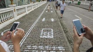China: Adictos a los móviles ya tienen su propio carril peatonal (FOTOS)