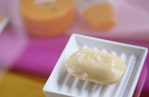 Esto es lo que le hace el jabón al COVID-19