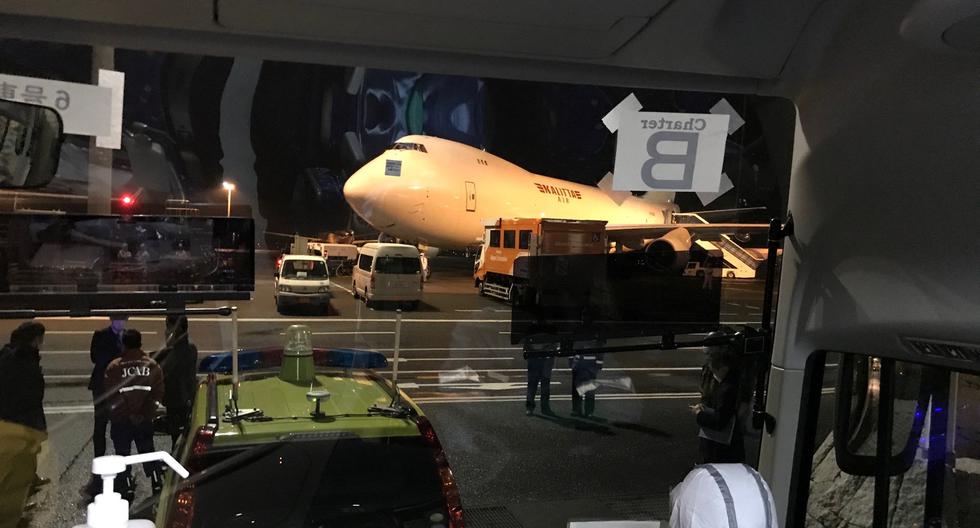 Un avión de evacuación fletado operado por Kalitta Air espera a los pasajeros estadounidenses que hayan optado por abandonar el crucero Diamond Princess para volar de regreso a los Estados Unidos, en el aeropuerto de Haneda en Japón. (Reuters)