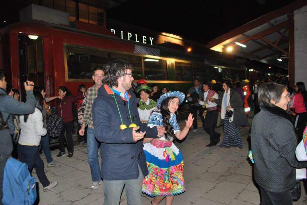 Turistas llegan a Huancayo en tren y bailan Huaylarsh (FOTOS)
