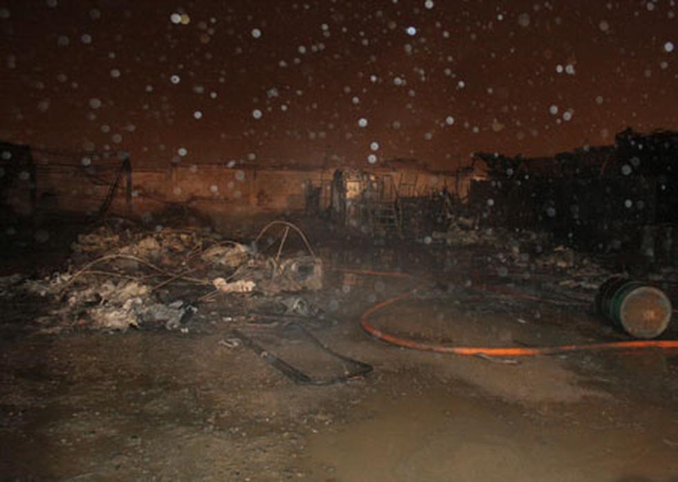 Incendio destruye depósito de baños portátiles y camiones en Villa El Salvador