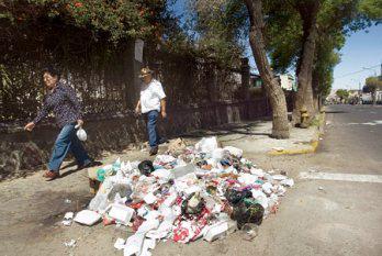 S/. 355 de multa
 por arrojar
 basura