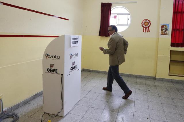 Pedro Olaechea acude a votar. Fotos: Francisco Neyra/GEC