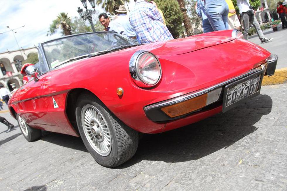 Exhiben autos antiguos en Plaza de Armas