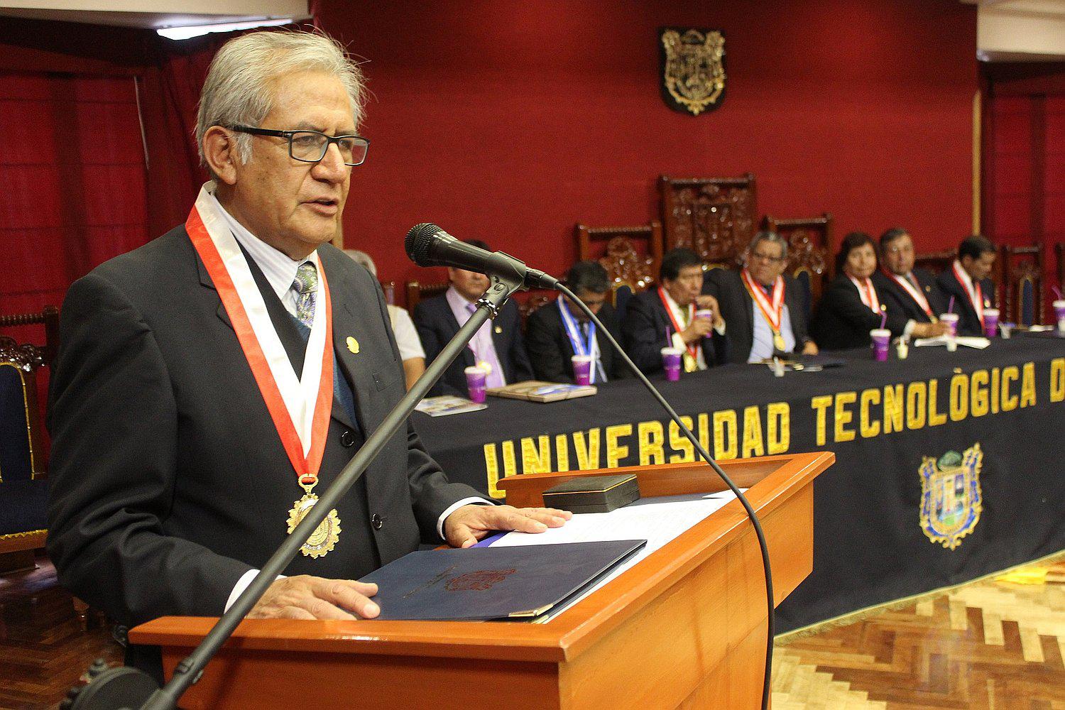 Reconocen a médico José Lizárraga por aportes en el tratamiento de la Hepatitis B